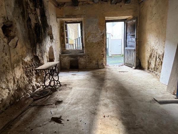 Dpt Hautes Pyrénées (65), à vendre TRIE SUR BAISE 2 grands garages de 71 m² et 82 m² + étages sur 153 m² de terrain au total, en centre-ville, au calme