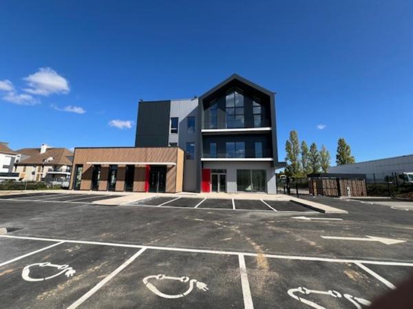Bureaux à louer à Plaisir avec visibilité sur la RN12 et forêt à proximité