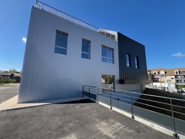 Bureaux à louer à Plaisir avec visibilité sur la RN12 et forêt à proximité