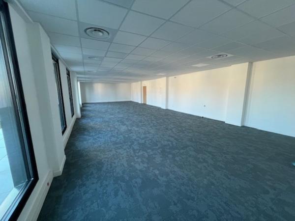 Bureaux à louer à Plaisir avec visibilité sur la RN12 et forêt à proximité