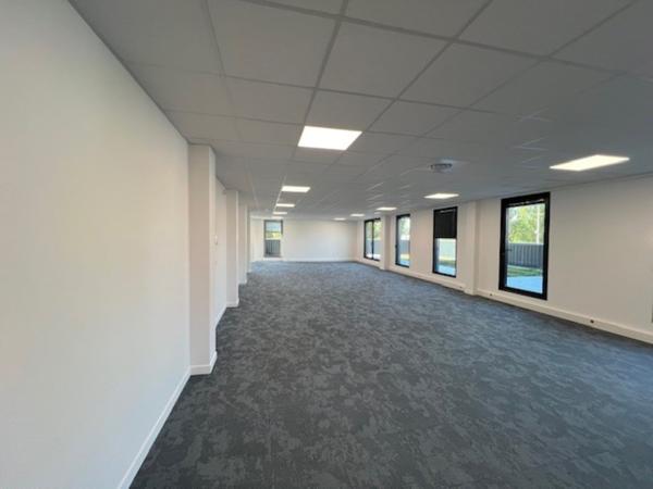 Bureaux à louer à Plaisir avec visibilité sur la RN12 et forêt à proximité