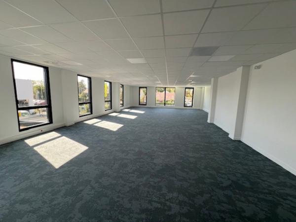 Bureaux à louer à Plaisir avec visibilité sur la RN12 et forêt à proximité