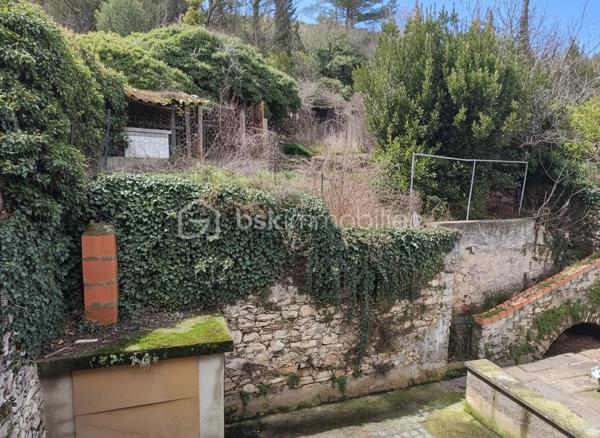 🏢 IMMEUBLE DE RAPPORT – CENTRE DE SAINT-PONS-DE-THOMIÈRES

Situé en plein centre de Saint-Pons-de-Thomières, cet immeuble se compose de 5 appartements pour une surface habitable totale d’environ 252 m², ainsi qu’un garage.
Il s’agit d’une bâtisse saine, avec une toiture en bon état.
Des travaux de revitalisation sont à prévoir, mais ils permettent de créer un projet rentable, clair et évolutif.

🏠 Composition et loyers

👉 Les loyers indiqués ci-dessous sont des loyers qui ont déjà été pratiqués et perçus.

Appartement 1 – env. 100,81 m²
➝ Loyer pratiqué : 650 € / mois
➝ Actuellement libre
Studio en RDC – env. 21,46 m²
➝ Loyer pratiqué : 250 € / mois
➝ ✅ Actuellement loué
Studio – env. 22 m²
➝ Loyer pratiqué : 300 € / mois
➝ ✅ Actuellement loué

Studio – env. 18 m²
➝ Loyer pratiqué : 250 € / mois
➝ Actuellement libre

Appartement duplex avec balcon, jardin et terrasse d’environ 75 m² – env. 90 m²
➝ Loyer pratiqué : 800 € / mois
➝ Actuellement libre
➝ Possibilité de créer une troisième chambre

Un garage complète l’ensemble, avec un potentiel locatif estimé à environ 200 € / mois.

🔧 Travaux à prévoir

Réfection et isolation de la cage d’escalier
Changement des portes d’entrée des appartements
Isolation du plancher
Installation d’une VMC dans chaque appartement
Revitalisation intérieure des logements (studios, cuisines, menuiseries selon les lots)
Étanchéité de la façade droite de l’immeuble

Ces travaux permettront d’améliorer le confort, la performance énergétique et la pérennité du bâti, tout en optimisant la rentabilité.

🌱 Un projet intelligent et évolutif

Il est tout à fait possible de :
👉 vivre dans l’un des appartements,
👉 rénover les autres progressivement,
👉 tout en conservant des revenus locatifs pendant les travaux.
✔ En résumé

Loyers indiqués = loyers réellement perçus
2 logements actuellement loués
3 logements libres
Fort potentiel après travaux car les appartements sont tres lumineux et sur le secteur les grands volumes ou les studios sont tres recherchés.

📞 Un dossier clair, un projet structuré, une vraie opportunité.
Contactez-nous pour plus d’informations ou pour organiser une visite.
🌱 Un projet intelligent et évolutif