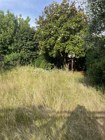 Rare à la vente TERRAIN Arboré de 300 m2 Deux entrées !
Possibilité de construire Maison de 230-250 M2
Garage deux voitures
Hauteur R+1+comble
Pente toiture pas plus de 60 °
Emprise au sol 70 %