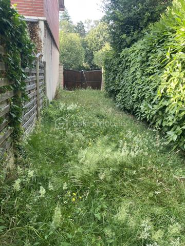 Rare à la vente TERRAIN Arboré de 300 m2 Deux entrées !
Possibilité de construire Maison de 230-250 M2
Garage deux voitures
Hauteur R+1+comble
Pente toiture pas plus de 60 °
Emprise au sol 70 %