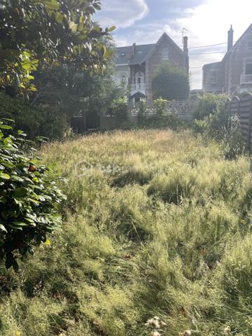 Rare à la vente TERRAIN Arboré de 300 m2 Deux entrées !
Possibilité de construire Maison de 230-250 M2
Garage deux voitures
Hauteur R+1+comble
Pente toiture pas plus de 60 °
Emprise au sol 70 %