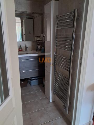 Logement avec terrasse couverte
