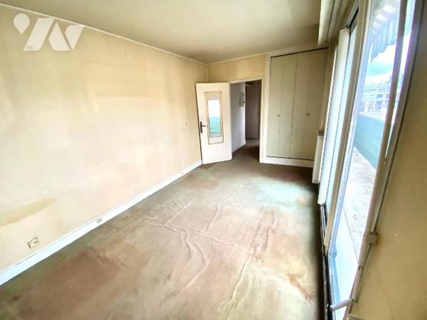 Grand studio dernier étage avec ascenseur, balcon sud 9 m², cuisine séparée, cave et parking.