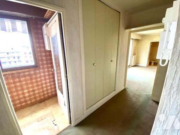 Grand studio dernier étage avec ascenseur, balcon sud 9 m², cuisine séparée, cave et parking.