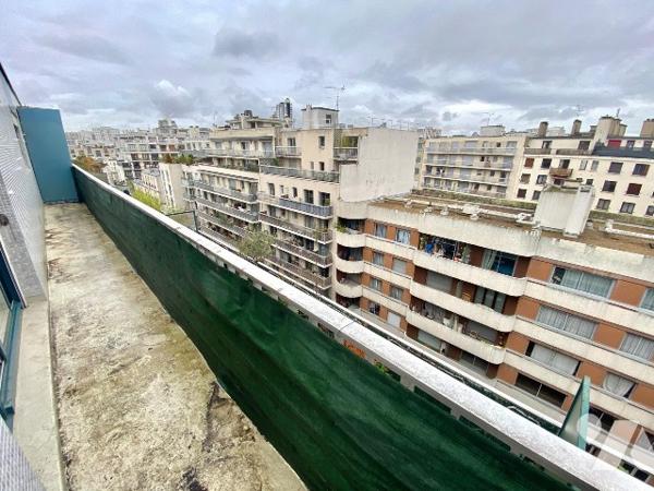 Grand studio dernier étage avec ascenseur, balcon sud 9 m², cuisine séparée, cave et parking.