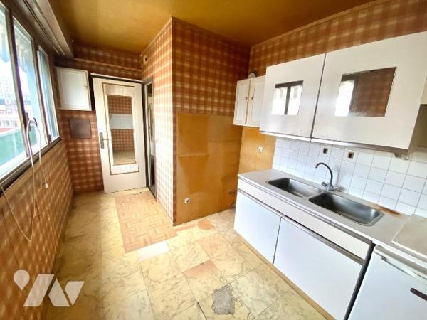 Grand studio dernier étage avec ascenseur, balcon sud 9 m², cuisine séparée, cave et parking.