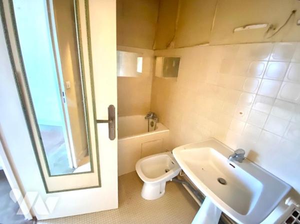 Grand studio dernier étage avec ascenseur, balcon sud 9 m², cuisine séparée, cave et parking.