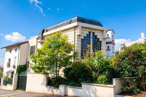 Immeuble indépendant avec terrasse en dernier étage, à louer