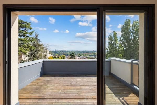 Immeuble indépendant avec terrasse en dernier étage, à louer