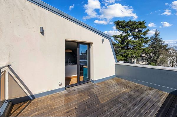 Immeuble indépendant avec terrasse en dernier étage, à louer
