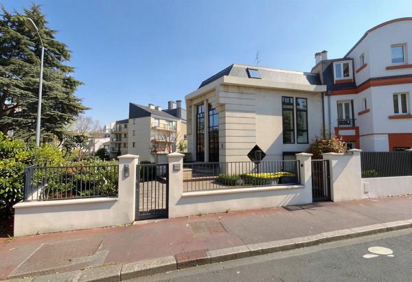 Immeuble indépendant avec terrasse en dernier étage, à louer
