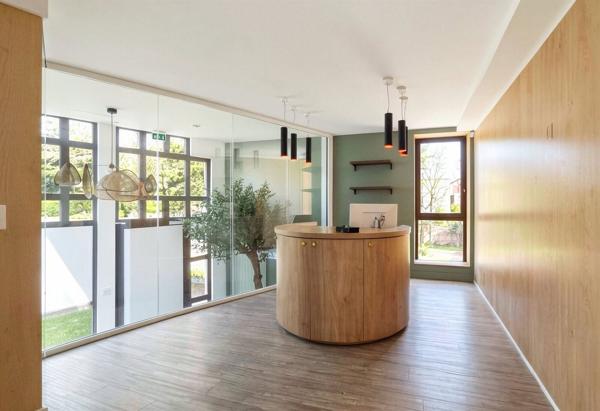 Immeuble indépendant avec terrasse en dernier étage, à louer