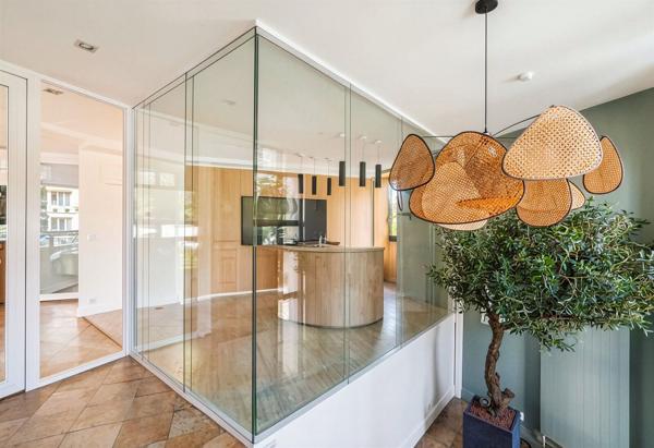 Immeuble indépendant avec terrasse en dernier étage, à louer