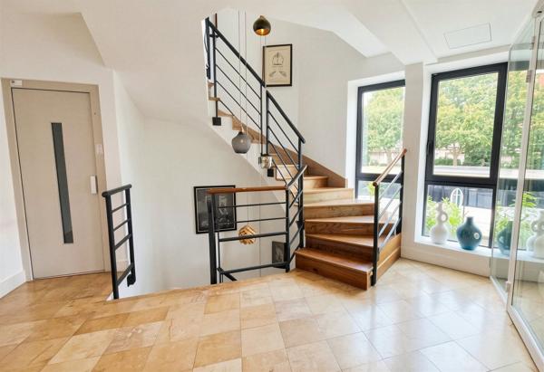 Immeuble indépendant avec terrasse en dernier étage, à louer