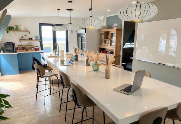Immeuble indépendant avec terrasse en dernier étage, à louer
