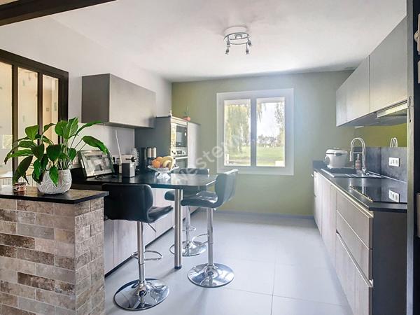 A vendre, maison en campagne du Lion-d'Angers et proche de Segré, avec quatre chambres et près de 6000m2 de terrain