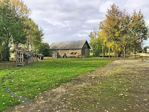 A vendre, maison en campagne du Lion-d'Angers et proche de Segré, avec quatre chambres et près de 6000m2 de terrain
