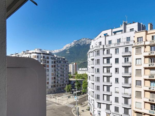 Appartement lumineux avec balcon, beaux volumes, cave et ascenseur – 5ème étage