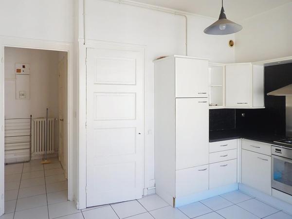 Appartement lumineux avec balcon, beaux volumes, cave et ascenseur – 5ème étage