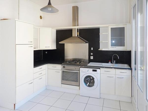 Appartement lumineux avec balcon, beaux volumes, cave et ascenseur – 5ème étage