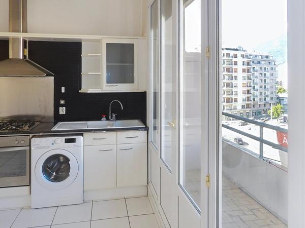 Appartement lumineux avec balcon, beaux volumes, cave et ascenseur – 5ème étage
