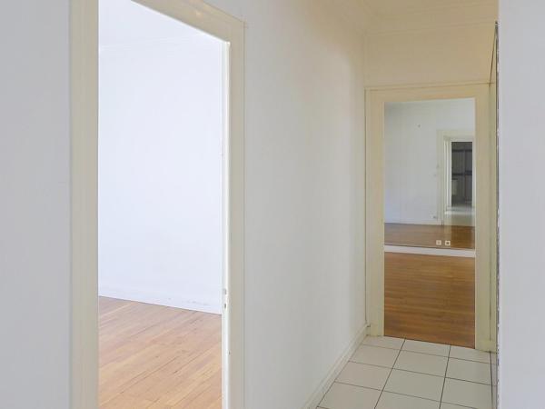 Appartement lumineux avec balcon, beaux volumes, cave et ascenseur – 5ème étage