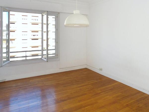 Appartement lumineux avec balcon, beaux volumes, cave et ascenseur – 5ème étage