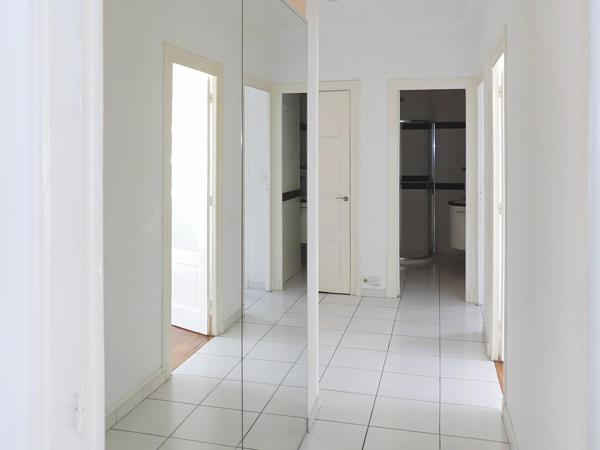 Appartement lumineux avec balcon, beaux volumes, cave et ascenseur – 5ème étage