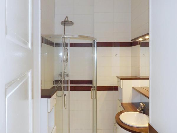 Appartement lumineux avec balcon, beaux volumes, cave et ascenseur – 5ème étage