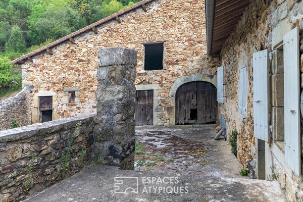 Vieilles pierres à réinventer pour cette authentique ferme ardéchoise proche de Vals les Bains.