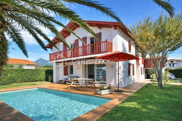 A 200 mètres à pied de la place du village et des plages, cette maison néo-basque bénéficie d'un emplacement que l'on trouve très rarement à Bidart : central, au calme et côté océan.
Développant environ 215 m2 sur un terrain de 1000 m2, la maison offre aujourd'hui 5 chambres, 2 salles de bain, une cuisine indépendante avec arrière cuisine et un séjour lumineux ouvert sur l'extérieur. La terrasse plein Sud avec piscine prolonge naturellement les espaces de vie et permet de profiter pleinement du cadre. Garage, atelier et abri de piscine complètent l'ensemble. La maison est parfaitement entretenue, mais nécessite une remise au goût du jour. Le potentiel est évident pour qui souhaite créer un lieu de vie à la hauteur de l'adresse. Ici, la vraie valeur n'est pas seulement dans la maison, mais dans ce qu'elle permet : vivre Bidart à pied, entre village et océan, dans un environnement préservé. Ce type de bien ne se juge pas sur ses photos. Il se découvre sur place. Visite sur rendez-vous.