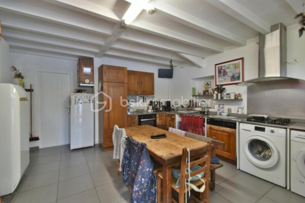 A 200 mètres à pied de la place du village et des plages, cette maison néo-basque bénéficie d'un emplacement que l'on trouve très rarement à Bidart : central, au calme et côté océan.
Développant environ 215 m2 sur un terrain de 1000 m2, la maison offre aujourd'hui 5 chambres, 2 salles de bain, une cuisine indépendante avec arrière cuisine et un séjour lumineux ouvert sur l'extérieur. La terrasse plein Sud avec piscine prolonge naturellement les espaces de vie et permet de profiter pleinement du cadre. Garage, atelier et abri de piscine complètent l'ensemble. La maison est parfaitement entretenue, mais nécessite une remise au goût du jour. Le potentiel est évident pour qui souhaite créer un lieu de vie à la hauteur de l'adresse. Ici, la vraie valeur n'est pas seulement dans la maison, mais dans ce qu'elle permet : vivre Bidart à pied, entre village et océan, dans un environnement préservé. Ce type de bien ne se juge pas sur ses photos. Il se découvre sur place. Visite sur rendez-vous.