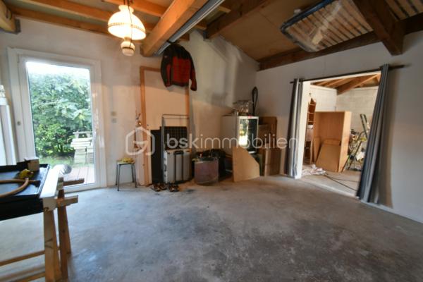 A 200 mètres à pied de la place du village et des plages, cette maison néo-basque bénéficie d'un emplacement que l'on trouve très rarement à Bidart : central, au calme et côté océan.
Développant environ 215 m2 sur un terrain de 1000 m2, la maison offre aujourd'hui 5 chambres, 2 salles de bain, une cuisine indépendante avec arrière cuisine et un séjour lumineux ouvert sur l'extérieur. La terrasse plein Sud avec piscine prolonge naturellement les espaces de vie et permet de profiter pleinement du cadre. Garage, atelier et abri de piscine complètent l'ensemble. La maison est parfaitement entretenue, mais nécessite une remise au goût du jour. Le potentiel est évident pour qui souhaite créer un lieu de vie à la hauteur de l'adresse. Ici, la vraie valeur n'est pas seulement dans la maison, mais dans ce qu'elle permet : vivre Bidart à pied, entre village et océan, dans un environnement préservé. Ce type de bien ne se juge pas sur ses photos. Il se découvre sur place. Visite sur rendez-vous.