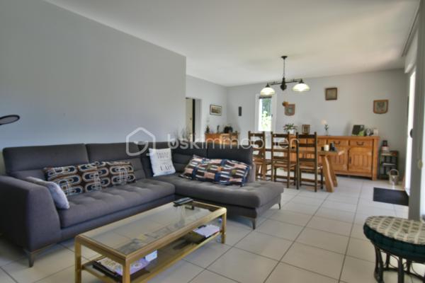 A 200 mètres à pied de la place du village et des plages, cette maison néo-basque bénéficie d'un emplacement que l'on trouve très rarement à Bidart : central, au calme et côté océan.
Développant environ 215 m2 sur un terrain de 1000 m2, la maison offre aujourd'hui 5 chambres, 2 salles de bain, une cuisine indépendante avec arrière cuisine et un séjour lumineux ouvert sur l'extérieur. La terrasse plein Sud avec piscine prolonge naturellement les espaces de vie et permet de profiter pleinement du cadre. Garage, atelier et abri de piscine complètent l'ensemble. La maison est parfaitement entretenue, mais nécessite une remise au goût du jour. Le potentiel est évident pour qui souhaite créer un lieu de vie à la hauteur de l'adresse. Ici, la vraie valeur n'est pas seulement dans la maison, mais dans ce qu'elle permet : vivre Bidart à pied, entre village et océan, dans un environnement préservé. Ce type de bien ne se juge pas sur ses photos. Il se découvre sur place. Visite sur rendez-vous.