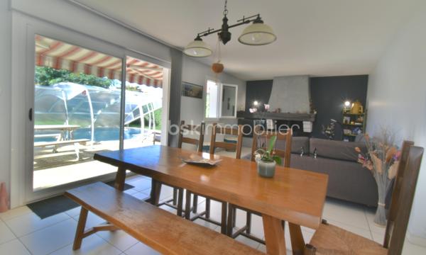A 200 mètres à pied de la place du village et des plages, cette maison néo-basque bénéficie d'un emplacement que l'on trouve très rarement à Bidart : central, au calme et côté océan.
Développant environ 215 m2 sur un terrain de 1000 m2, la maison offre aujourd'hui 5 chambres, 2 salles de bain, une cuisine indépendante avec arrière cuisine et un séjour lumineux ouvert sur l'extérieur. La terrasse plein Sud avec piscine prolonge naturellement les espaces de vie et permet de profiter pleinement du cadre. Garage, atelier et abri de piscine complètent l'ensemble. La maison est parfaitement entretenue, mais nécessite une remise au goût du jour. Le potentiel est évident pour qui souhaite créer un lieu de vie à la hauteur de l'adresse. Ici, la vraie valeur n'est pas seulement dans la maison, mais dans ce qu'elle permet : vivre Bidart à pied, entre village et océan, dans un environnement préservé. Ce type de bien ne se juge pas sur ses photos. Il se découvre sur place. Visite sur rendez-vous.
