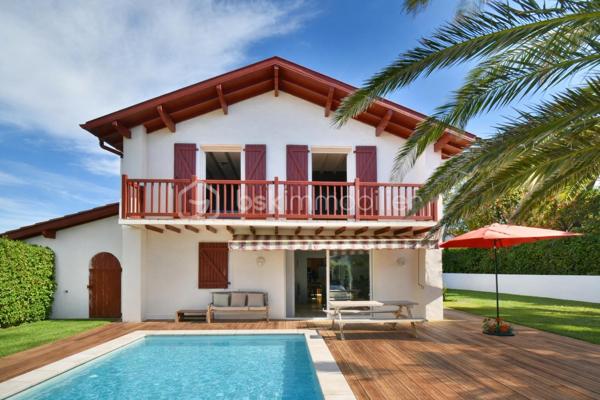 A 200 mètres à pied de la place du village et des plages, cette maison néo-basque bénéficie d'un emplacement que l'on trouve très rarement à Bidart : central, au calme et côté océan.
Développant environ 215 m2 sur un terrain de 1000 m2, la maison offre aujourd'hui 5 chambres, 2 salles de bain, une cuisine indépendante avec arrière cuisine et un séjour lumineux ouvert sur l'extérieur. La terrasse plein Sud avec piscine prolonge naturellement les espaces de vie et permet de profiter pleinement du cadre. Garage, atelier et abri de piscine complètent l'ensemble. La maison est parfaitement entretenue, mais nécessite une remise au goût du jour. Le potentiel est évident pour qui souhaite créer un lieu de vie à la hauteur de l'adresse. Ici, la vraie valeur n'est pas seulement dans la maison, mais dans ce qu'elle permet : vivre Bidart à pied, entre village et océan, dans un environnement préservé. Ce type de bien ne se juge pas sur ses photos. Il se découvre sur place. Visite sur rendez-vous.