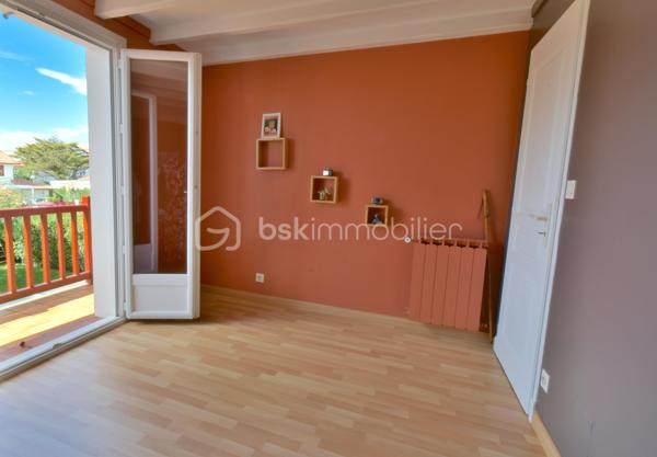 A 200 mètres à pied de la place du village et des plages, cette maison néo-basque bénéficie d'un emplacement que l'on trouve très rarement à Bidart : central, au calme et côté océan.
Développant environ 215 m2 sur un terrain de 1000 m2, la maison offre aujourd'hui 5 chambres, 2 salles de bain, une cuisine indépendante avec arrière cuisine et un séjour lumineux ouvert sur l'extérieur. La terrasse plein Sud avec piscine prolonge naturellement les espaces de vie et permet de profiter pleinement du cadre. Garage, atelier et abri de piscine complètent l'ensemble. La maison est parfaitement entretenue, mais nécessite une remise au goût du jour. Le potentiel est évident pour qui souhaite créer un lieu de vie à la hauteur de l'adresse. Ici, la vraie valeur n'est pas seulement dans la maison, mais dans ce qu'elle permet : vivre Bidart à pied, entre village et océan, dans un environnement préservé. Ce type de bien ne se juge pas sur ses photos. Il se découvre sur place. Visite sur rendez-vous.