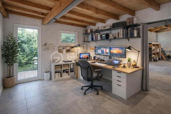 A 200 mètres à pied de la place du village et des plages, cette maison néo-basque bénéficie d'un emplacement que l'on trouve très rarement à Bidart : central, au calme et côté océan.
Développant environ 215 m2 sur un terrain de 1000 m2, la maison offre aujourd'hui 5 chambres, 2 salles de bain, une cuisine indépendante avec arrière cuisine et un séjour lumineux ouvert sur l'extérieur. La terrasse plein Sud avec piscine prolonge naturellement les espaces de vie et permet de profiter pleinement du cadre. Garage, atelier et abri de piscine complètent l'ensemble. La maison est parfaitement entretenue, mais nécessite une remise au goût du jour. Le potentiel est évident pour qui souhaite créer un lieu de vie à la hauteur de l'adresse. Ici, la vraie valeur n'est pas seulement dans la maison, mais dans ce qu'elle permet : vivre Bidart à pied, entre village et océan, dans un environnement préservé. Ce type de bien ne se juge pas sur ses photos. Il se découvre sur place. Visite sur rendez-vous.