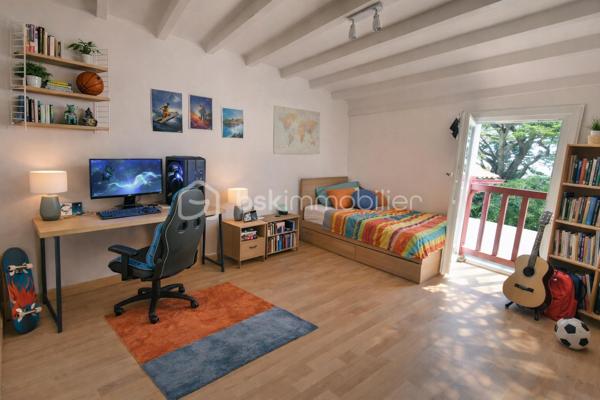 A 200 mètres à pied de la place du village et des plages, cette maison néo-basque bénéficie d'un emplacement que l'on trouve très rarement à Bidart : central, au calme et côté océan.
Développant environ 215 m2 sur un terrain de 1000 m2, la maison offre aujourd'hui 5 chambres, 2 salles de bain, une cuisine indépendante avec arrière cuisine et un séjour lumineux ouvert sur l'extérieur. La terrasse plein Sud avec piscine prolonge naturellement les espaces de vie et permet de profiter pleinement du cadre. Garage, atelier et abri de piscine complètent l'ensemble. La maison est parfaitement entretenue, mais nécessite une remise au goût du jour. Le potentiel est évident pour qui souhaite créer un lieu de vie à la hauteur de l'adresse. Ici, la vraie valeur n'est pas seulement dans la maison, mais dans ce qu'elle permet : vivre Bidart à pied, entre village et océan, dans un environnement préservé. Ce type de bien ne se juge pas sur ses photos. Il se découvre sur place. Visite sur rendez-vous.