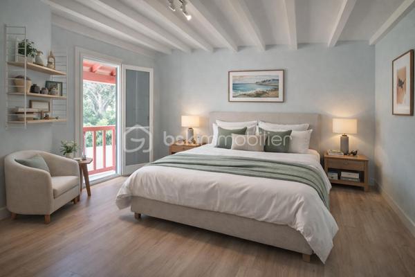 A 200 mètres à pied de la place du village et des plages, cette maison néo-basque bénéficie d'un emplacement que l'on trouve très rarement à Bidart : central, au calme et côté océan.
Développant environ 215 m2 sur un terrain de 1000 m2, la maison offre aujourd'hui 5 chambres, 2 salles de bain, une cuisine indépendante avec arrière cuisine et un séjour lumineux ouvert sur l'extérieur. La terrasse plein Sud avec piscine prolonge naturellement les espaces de vie et permet de profiter pleinement du cadre. Garage, atelier et abri de piscine complètent l'ensemble. La maison est parfaitement entretenue, mais nécessite une remise au goût du jour. Le potentiel est évident pour qui souhaite créer un lieu de vie à la hauteur de l'adresse. Ici, la vraie valeur n'est pas seulement dans la maison, mais dans ce qu'elle permet : vivre Bidart à pied, entre village et océan, dans un environnement préservé. Ce type de bien ne se juge pas sur ses photos. Il se découvre sur place. Visite sur rendez-vous.