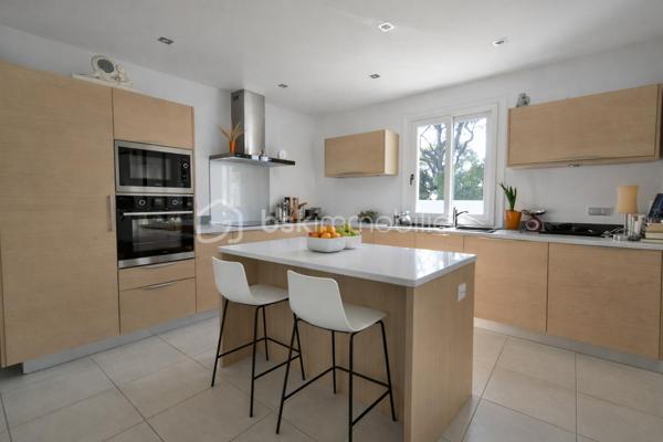 A 200 mètres à pied de la place du village et des plages, cette maison néo-basque bénéficie d'un emplacement que l'on trouve très rarement à Bidart : central, au calme et côté océan.
Développant environ 215 m2 sur un terrain de 1000 m2, la maison offre aujourd'hui 5 chambres, 2 salles de bain, une cuisine indépendante avec arrière cuisine et un séjour lumineux ouvert sur l'extérieur. La terrasse plein Sud avec piscine prolonge naturellement les espaces de vie et permet de profiter pleinement du cadre. Garage, atelier et abri de piscine complètent l'ensemble. La maison est parfaitement entretenue, mais nécessite une remise au goût du jour. Le potentiel est évident pour qui souhaite créer un lieu de vie à la hauteur de l'adresse. Ici, la vraie valeur n'est pas seulement dans la maison, mais dans ce qu'elle permet : vivre Bidart à pied, entre village et océan, dans un environnement préservé. Ce type de bien ne se juge pas sur ses photos. Il se découvre sur place. Visite sur rendez-vous.