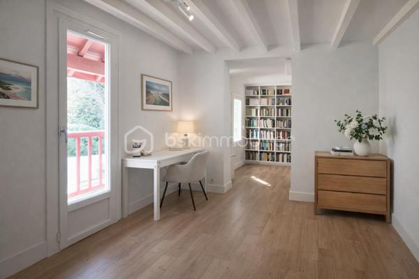 A 200 mètres à pied de la place du village et des plages, cette maison néo-basque bénéficie d'un emplacement que l'on trouve très rarement à Bidart : central, au calme et côté océan.
Développant environ 215 m2 sur un terrain de 1000 m2, la maison offre aujourd'hui 5 chambres, 2 salles de bain, une cuisine indépendante avec arrière cuisine et un séjour lumineux ouvert sur l'extérieur. La terrasse plein Sud avec piscine prolonge naturellement les espaces de vie et permet de profiter pleinement du cadre. Garage, atelier et abri de piscine complètent l'ensemble. La maison est parfaitement entretenue, mais nécessite une remise au goût du jour. Le potentiel est évident pour qui souhaite créer un lieu de vie à la hauteur de l'adresse. Ici, la vraie valeur n'est pas seulement dans la maison, mais dans ce qu'elle permet : vivre Bidart à pied, entre village et océan, dans un environnement préservé. Ce type de bien ne se juge pas sur ses photos. Il se découvre sur place. Visite sur rendez-vous.