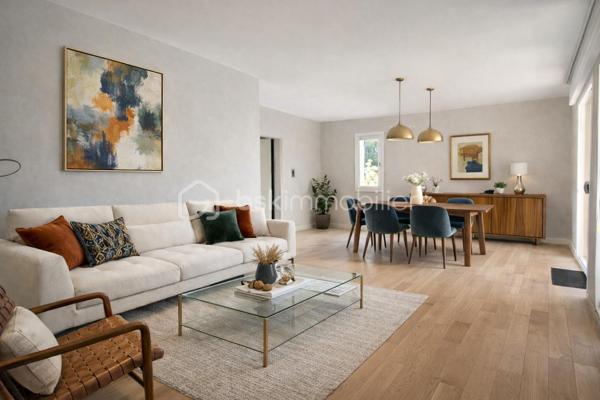 A 200 mètres à pied de la place du village et des plages, cette maison néo-basque bénéficie d'un emplacement que l'on trouve très rarement à Bidart : central, au calme et côté océan.
Développant environ 215 m2 sur un terrain de 1000 m2, la maison offre aujourd'hui 5 chambres, 2 salles de bain, une cuisine indépendante avec arrière cuisine et un séjour lumineux ouvert sur l'extérieur. La terrasse plein Sud avec piscine prolonge naturellement les espaces de vie et permet de profiter pleinement du cadre. Garage, atelier et abri de piscine complètent l'ensemble. La maison est parfaitement entretenue, mais nécessite une remise au goût du jour. Le potentiel est évident pour qui souhaite créer un lieu de vie à la hauteur de l'adresse. Ici, la vraie valeur n'est pas seulement dans la maison, mais dans ce qu'elle permet : vivre Bidart à pied, entre village et océan, dans un environnement préservé. Ce type de bien ne se juge pas sur ses photos. Il se découvre sur place. Visite sur rendez-vous.