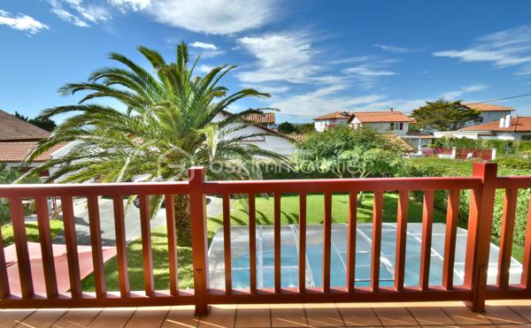 A 200 mètres à pied de la place du village et des plages, cette maison néo-basque bénéficie d'un emplacement que l'on trouve très rarement à Bidart : central, au calme et côté océan.
Développant environ 215 m2 sur un terrain de 1000 m2, la maison offre aujourd'hui 5 chambres, 2 salles de bain, une cuisine indépendante avec arrière cuisine et un séjour lumineux ouvert sur l'extérieur. La terrasse plein Sud avec piscine prolonge naturellement les espaces de vie et permet de profiter pleinement du cadre. Garage, atelier et abri de piscine complètent l'ensemble. La maison est parfaitement entretenue, mais nécessite une remise au goût du jour. Le potentiel est évident pour qui souhaite créer un lieu de vie à la hauteur de l'adresse. Ici, la vraie valeur n'est pas seulement dans la maison, mais dans ce qu'elle permet : vivre Bidart à pied, entre village et océan, dans un environnement préservé. Ce type de bien ne se juge pas sur ses photos. Il se découvre sur place. Visite sur rendez-vous.