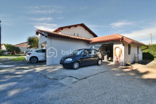 A 200 mètres à pied de la place du village et des plages, cette maison néo-basque bénéficie d'un emplacement que l'on trouve très rarement à Bidart : central, au calme et côté océan.
Développant environ 215 m2 sur un terrain de 1000 m2, la maison offre aujourd'hui 5 chambres, 2 salles de bain, une cuisine indépendante avec arrière cuisine et un séjour lumineux ouvert sur l'extérieur. La terrasse plein Sud avec piscine prolonge naturellement les espaces de vie et permet de profiter pleinement du cadre. Garage, atelier et abri de piscine complètent l'ensemble. La maison est parfaitement entretenue, mais nécessite une remise au goût du jour. Le potentiel est évident pour qui souhaite créer un lieu de vie à la hauteur de l'adresse. Ici, la vraie valeur n'est pas seulement dans la maison, mais dans ce qu'elle permet : vivre Bidart à pied, entre village et océan, dans un environnement préservé. Ce type de bien ne se juge pas sur ses photos. Il se découvre sur place. Visite sur rendez-vous.